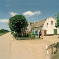 Gezicht op de zij- en achtergevel van de boerderij Hoogdijk 2 te Houten, uit het zuidwesten; op de achtergrond de kruising met de Beusichemseweg in juli 1996. Bron: Het Utrechts Archief, catalogusnummer: 123679.