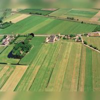 Luchtfoto van de Schalkwijkseweg te Houten, uit het zuidwesten, met links het kasteel Schonauwen op zaterdag 15 juni 1996. Bron: Het Utrechts Archief, catalogusnummer: 85649.