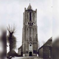 De toren van de Nederlands Hervormde Kerk gezien vanaf de Burgemeester Wallerweg in ca. 1890. Rechts een gedeelte van de doorrijschuur van De Engel. Bron: Regionaal Archief Zuid-Utrecht, identificatienummer: doos 32 (044423).