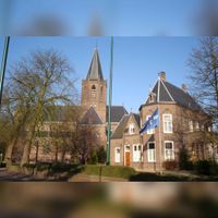 De Rooms Katholieke Kerk Houten aan de Loerikseweg 10 en 12 in 2006 (1). Foto: Sander van Scherpenzeel.