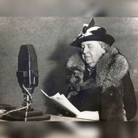 Koningin Wilhelmina in de Tweede Wereldoorlog aan het woord voor Radio Oranje in Engeland. Bron: Wikipedia.
