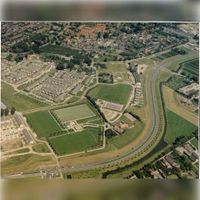Luchtfoto gezien vanuit het zuiden omstreeks 1990 met de noordwestelijke Rondweg en het toenmalige sportpark voor hockey en slagbal. Middenboven het Oude Dorp. Bron: Regionaal Archief Zuid-Utrecht (RAZU), 353.