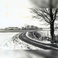 De Van Tiellandtweg (Vikingenpoort) gezien richting boerderij De Steenen Poort op een winterdag in 1971. Rechts van de weg de Geersloot, die gedempt is in 1986. Bron: Regionaal Archief Zuid-Utrecht (RAZU), 353, doos006, 59.