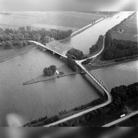 Luchtfoto van de samenvoeging van het Lekkanaal (rechts) en het Amsterdam-Rijnkanaal bij Nieuwegein, uit het noordwesten. Links boven de Plofsluis met de Heemstederbrug in de T20 (de noordelijke uitvalsweg Nieuwegein); rechts onder de Overeindsebrug. Het uitstekend deel in het kanaal kan gezien worden als een scheg. Foto uit 30 september 1976. Bron: Het Utrechts Archief, catalogusnummer: 847549.