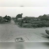 Huizen in aanbouw aan de Perengaarde bij de kruising met de Mispelgaarde in augustus 1980. Bron: Regionaal Archief Zuid-Utrecht (RAZU), 353 46675, 69.