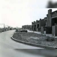 De net opgelverde huizen aan de Randhoeve ter hoogte van de Randhoeve 41 in augustus 1981. Links de spoorlijn Utrecht, Houten, 's-Hertogenbosch-Boxtel. Bron: Regionaal Archief Zuid-Utrecht (RAZU), 353, 46681, 69.