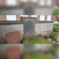 Zicht op de grafsteen die toegang geeft tot de familiegrafkelder Van Hardenbroek op de begraafplaats bij de kerk in Langrboek. Foto: Sander van Scherpenzeel.