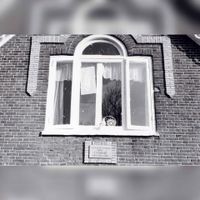 Detail van de voorgevel met de eerste steen en het Paladiaans venster op de eerste verdieping aan de Waalseweg 72 in 1985. Bron: Regionaal Archief Zuid-Utrecht (RAZU), 353.