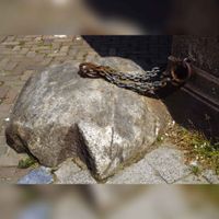 Afbeelding van de steen aan de ketting (De Gesloten Steen) bij het huis Oudegracht 364 te Utrecht in 1987. Bron: Het Utrechts Archief, catalogusnummer: 834829.