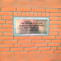 'Hier werd op 12 juli 2001 de eerste steen gelegd door Richard Makkinga Wethouder Sport, gemeente Houten' De eerstesteenlegging van sporthal De Molenwiek en café Eddie's aan de Papiermolen 1-3. Foto: Sander van Scherpenzeel.