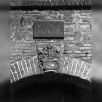Detail van de Bloempoort, toegang gevend tot de achtergelegen huizen Lauwerecht 89-95 te Utrecht, met de sluitsteen, kort voor de afbraak van de poort in april 1980. Bron: Het Utrechts Archief, catalogusnummer: 62096.