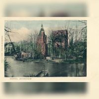 Gezicht op de Bourgondische toren en de donjon van het kasteel Duurstede te Wijk bij Duurstede uit het zuiden in 1905-1910. Bron: Het Utrechts Archief, catalogusnummer: 9785.