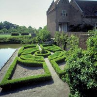 Voorburcht, overzicht van tuin bij keermuur gracht van Kasteel Ammersoyen in 2000. Bron: Rijksdienst voor het Cultureel Erfgoed (RCE) te Amersfoort, beeldbank, documentnummer: 515.099.