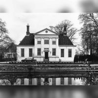 Gezicht over de Vecht op de voorgevel van het landhuis Het Huys ten Bosch (Zandweg 44) te Maarssen in april 1979. Bron: Het Utrechts Archief, catalogusnummer: 93947.