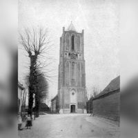 Gezicht op de voorgevel van de toren van de N.H. kerk (Lobbendijk1) te Houten uit het westen in maart 1893. Bron: Het Utrechts Archief, catalogusnummer: 5799.