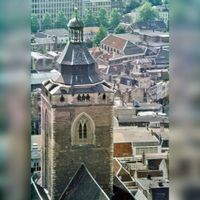 Gezicht op de toren van de Buurkerk (Buurkerkhof) te Utrecht, vanaf de Domtoren; op de achtergrond enkele gebouwen aan de Catharijnesingel in de periode 1970-1975. Bron: Het Utrechts Archief, catalogusnummer: 22210.