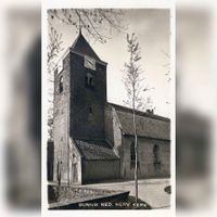 Gezicht op de voor- en rechterzijde van de toren en het schip van de N.H.-kerk te Bunnik uit het zuiden in de periode 1935-1940. Bron: Het Utrechts Archief, catalogusnummer: 8898.