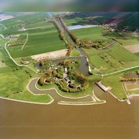 Luchtfoto van het fort Honswijk aan de Lekdijk te Tull en 't Waal (gemeente Houten), uit het zuiden. Op de voorgrond de rivier de Lek op maandag 7 mei 2001. Bron: Het Utrechts Archief, catalogusnummer: 85674.