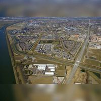 Luchtfoto gezien vanuit het zuiden van de wijk Houten Zuidwest met de diverse buurten. Links het Amsterdam-Rijnkanaal en rechts de Staatslijn H (Utrecht-'s-Hertogenbosch) op dinsdag 2 april 2013. Foto: Woningbouwvereniging Viveste.