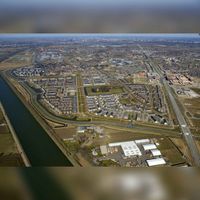 Luchtfoto gezien vanuit het zuiden op de wijk Houten Zuidwest met links het Amsterdam-Rijnkanaal op dinsdag 2 april 2013. Foto: Woningbouwvereniging Viveste,
