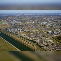 Luchtfoto gezien vanuit het zuiden van de Houtense wijk Zuidwest met de buurt De Muren, De Polders, De Waters en De Houten op dinsdag 2 april 2013. Foto: Woningbouwvereniging Viveste.