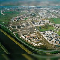 Luchtfoto gezien vanuit het het zuiden met de zuidwestelijke Rondweg met de nog te bouwen buurten De Polders, De Waters en een gedeelte van De Houten op donderdag 21 oktober 2004. Collectie: gemeente Houten.