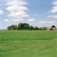 Gezicht over de weilanden op het kasteel Schonauwen te Houten, uit het zuidoosten; rechts de Schonauwenseweg op maandag 1 juli 1996. Bron: Het Utrechts Archief, catalogusnummer: 123682.
