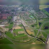 Luchtfoto van de Hollandsche IJssel aan de oostzijde IJsselstein, uit het zuidoosten, met op de voorgrond de Provincialeweg op zondag 22 mei 1988. Bron: Het Utrechts Archief, catalogusnummer: 50972.