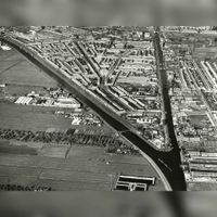 Luchtfoto van de Rivierenwijk en omgeving te Utrecht, uit het zuiden; links het Merwedekanaal en rechts de Vaartsche Rijn op vrijdag 28 oktober 1949. Bron: Het Utrechts Archief, catalogusnummer: 84698.