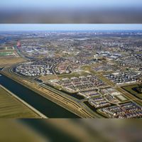 Luchtfoto vanuit het zuidwesten gezien op dinsdag 2 april 2013 met een totaalbeeld van de wijk Houten Zuidwest met in de verte gelegen Houten Noord en Utrecht stad. Bron: Woningbouwvereniging Viveste (c).