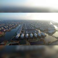 Luchtfoto gemaakt met ene drone met zicht op de woningen aan de Rijnpolder en links de woningen aan het Viswater. foto: Bert Goes.