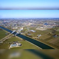 Luchtfoto gemaakt met een drone van Houten Zuid vanuit het zuiden gezien met diagonaal in beeld het Amsterdam-Rijnkanaal. Foto: Bert Goes.