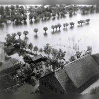 De polder Blokhoven ten zuid-westen van de Schalkwijksewetering, achter de panden Lagedijk 19 en 20, tijdens de inundatie (onder water gezet) in het voorjaar van 1945. Bron: Regionaal Archief Zuid-Utrecht (RAZU), 353.