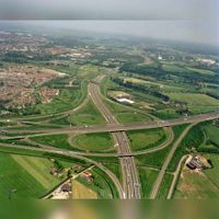 Luchtfoto van het verkeersknooppunt Lunetten te Utrecht, uit het zuiden; in het midden, van links naar rechts, de A12 en van onder naar boven de A27 in de zomer van 1989. Bron: Het Utrechts Archief, catalogusnummer: 119977.