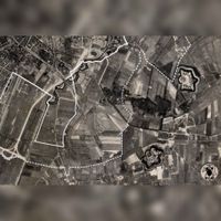 Verticale luchtfoto van de stad Utrecht (fragment van Maarschalkerweerd, zuidoosthoek) met omgeving, met de aanduiding van de oude gemeentegrens (gesloten lijn) en de bij de wet van 8-10-1953 vastgestelde nieuwe grens van de gemeente (stippellijn). Voor het beeld zijn luchtfoto's uit 1940 gebruikt. Bron: Het Utrechts Archief, catalogusnummer: 217109.