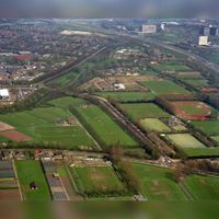 Luchtfoto van het sportpark Maarschalkerweerd te Utrecht; onder de Koningsweg, rechts de A27 in april 1990. Bron: Het Utrechts Archief, catalogusnummer: 805595.