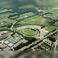 Luchtfoto van het stadion Galgenwaard en de sportvelden bij het Sportpark Maarschalkerweerd, uit het noordwesten in de zomer van 1979. Bron: het Utrechts Archief, catalogusnummer:	 117992.