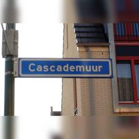 Het straatnaambord Cascademuur in buurt De muren. Foto: Sander van Scherpenzeel.