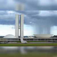 Het Nationaal Congres in Brazilië waarbij boven op het gebouw het hemelwater valt. Bron: Wikipedia.