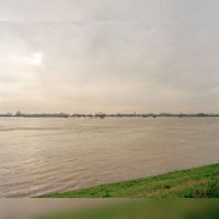Gezicht over het hoge water van de Lek, vanaf de Lekboulevard te Nieuwegein; aan de overkant van de rivier het silhouet van Vianen op vrijdag 3 februari 1995. Bron: Het Utrechts Archief, catalogusnummer: 823356.