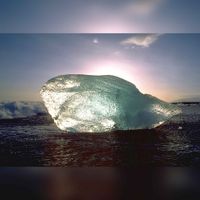 Een ijsberg drijvend op de oceaan. Bron: Pixabay.