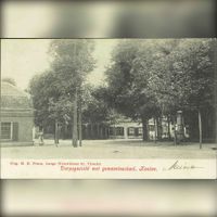 Gedeelte van het Plein met rechts de pomp en op de achtergrond de woningen aan de zuidzijde van het Plein in 1906. Bron: Regionaal Archief Zuid-Utrecht (RAZU), 353, 40224, 189.