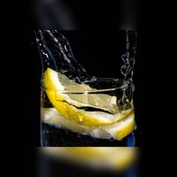 Een glas drinkwater met een schijf citroen. Bron: Pixabay.