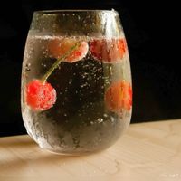 Een glas met ijskoud sodawater. Bron: Pixabay.