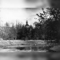 Gezicht op de vijver in het park van het kasteel Heemstede te Houten uit het zuidwesten; met op de achtergrond de achtergevel van het kasteel in 1900-1910. Bron: Het Utrechts Archief, catalogusnummer: 5834.