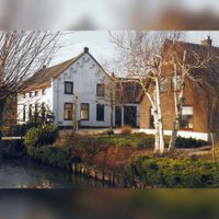 De voorgevel en de rechterzijgevel van de boerderij met rechts het zomerhuis aan het Weteringhout 14-16 in 2000. Bron: Regionaal Archief Zuid-Utrecht (RAZU), 353, 43672, 21.