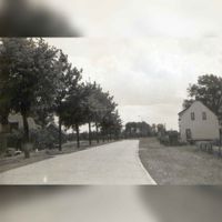 De Schalkwijkseweg in de richting van het zuidoosten gezien met rechts het huis van familie Van de Vegt aan het Parkhout 1. Links een woning het Leedijkerhout, rond 1960-1970. Bron: Regionaal Archief Zuid-Utrecht (RAZU), 353.