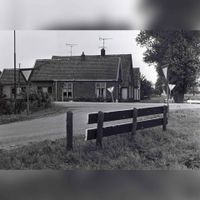 Voorheen de Schalkwijkseweg. Foto genomen vanaf de Houtensewetering richting Leedijkerhout (voorheen Leedijk). Het eerste huis op de hoek is Leedijkerhout 13 op vrijdag 1 juni 1979. Naar een foto van Jos Schalkwijk. Bron: Regionaal Archief Zuid-Utrecht (RAZU), 353, 45034, 35.