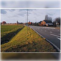 De Schalkwijkseweg in noordwestelijke richting gezien rond 1992-1995 met rechts het huis van familie Otten en bedrijventerrein De Schaft heden Het Hout en Eikenhout. Rechts nog een bushalte te zien. Foto: O.J. Wttewaall. Bron: Regionaal Archief Zuid-Utrecht (RAZU), 353.
