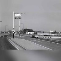 Foto uit 1977-1979 in noordwestelijke richting gezien van de Schalkwijkseweg met de kruising van de Ambachtsweg (Mahoniehout) met rechts de Lange Schaft. In de jaren 70 nog de Albers Pistoriuslaan geheten. Bron: Regionaal Archief Zuid-Utrecht (RAZU), 353.